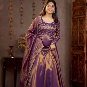 Kurta/Kurti de Seda Pesada de Estilo Moderno de Secado Rápido para Mujer de Ramdev Trading con Bordado para Bodas/Fiestas/Ocasiones de Diwali - Product Image 1