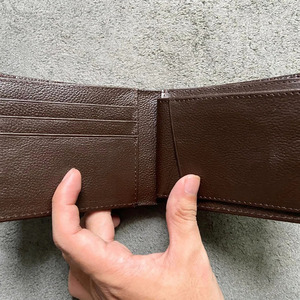 Portefeuilles en cuir pour hommes faits à la main, portefeuilles fins à double pliage avec protection RFID, vente en gros, fournisseur OEM, personnalisation de la marque, qualité d'exportation supérieure - Product Image 2