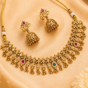 Ensemble de bijoux ethniques indiens traditionnels Pota Kundan pour femmes - Collier plaqué or, cristaux en strass, imitation perle - Product Image 1