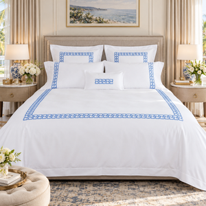 Juego de Ropa de Cama Bordada Geométrica Azul de Lujo, Funda de Edredón y Fundas de Almohada de Algodón Blanco Suave de Primera Calidad para una Decoración Elegante de la Habitación Principal - Product Image 1