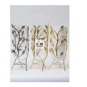 Candelabros de lujo de diseñador de hojas blancas y doradas de alta calidad, jarrones de velas de lujo dorados de Metal para accesorios de decoración del hogar - Product Image 1