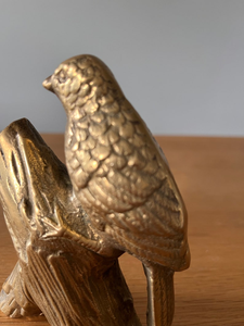 Figurine d'oiseau en laiton artisanale perçant une branche d'arbre, sculpture d'oiseau en métal détaillée, décoration d'intérieur sur le thème de la faune, ornement de table - Product Image 5