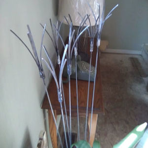 Piquets décoratifs de jardin en métal argenté avec motif de feuille incurvée, élégant accent pour jardinière intérieure et extérieure, pour la décoration de la maison - Product Image 1