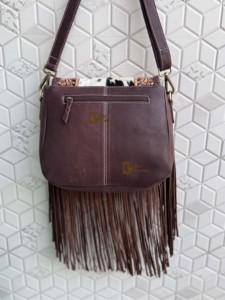 Bolso Bandolera de Cuero Auténtico Hecho a Mano con Flecos y Grabado Artesanal de Diseño Único, Estilo Bohemio Gitano, con Pelo de Vaca, Estilo Western - Product Image 3