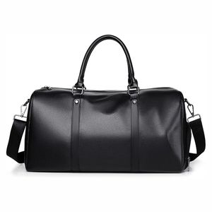 Sac de week-end classique en cuir marron élégant avec bandoulière réglable - Product Image 2