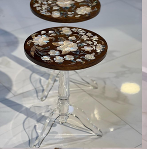 Mesa auxiliar con incrustaciones florales en hueso disponible a precios de mayorista. Mesa auxiliar redonda de madera vintage disponible a precios de mayorista. - Product Image 2