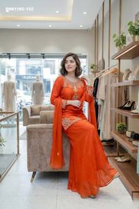 Impresionante conjunto de Mul Chanderi de colores vibrantes con top y dupatta con bordados a mano, fabricado en India. Compra en línea en India. - Product Image 6