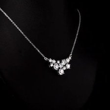 Collier en or blanc 14 carats avec cluster de diamants de laboratoire 3,5 carats, certifié IGI, couleur E, taille brillant rond, pendentif floral - Product Image 3