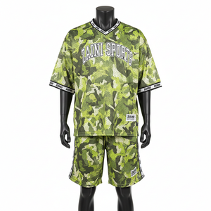 ชุดเซ็ตเสื้อยืดและกางเกงขาสั้นผ้าโพลีเอสเตอร์เนื้อนุ่ม 190 GSM สำหรับผู้ชาย สีเขียวขี้ม้า แต่งแถบข้างพร้อมโลโก้แบบรีดร้อน - Product Image 6