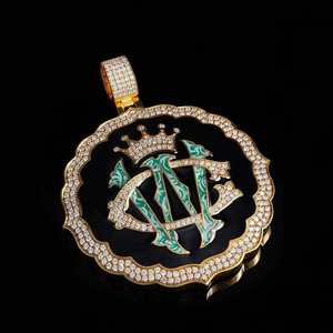 Pendentif breloque personnalisé en argent sterling 925 plaqué rhodium/argent, lettre couronne en moissanite glacée, émail vert, bijoux unisexe - Product Image 3