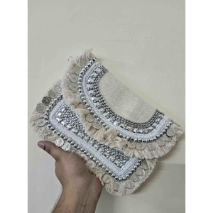 กระเป๋าคลัทช์ดอกไม้ทำด้วยมือกระเป๋าถืองานปาร์ตี้ดีไซน์อินเดีย - Product Image 1