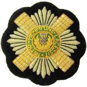 Badge brodé à la main en forme de croix étoilée de luxe, appliqué en fil d'or avec effet 3D en relief, résistant à l'eau et écologique - Product Image 1