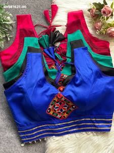 Nouvel arrivage : Blouse rembourrée et sans manches en satin Malai avec broderie motif Gamthi et bordure en dentelle Butta & Kodi, fournisseur de Surat - Product Image 2