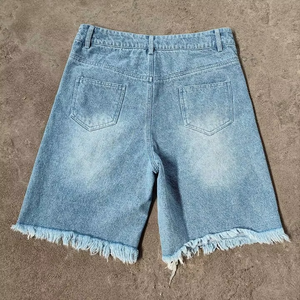 Shorts Bermuda en jean bleu clair pour homme avec imprimé 88, ourlet déchiré, style décontracté en coton délavé avec fermeture boutonnée - Product Image 3