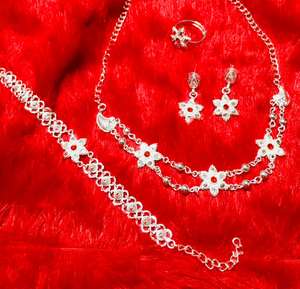 Ensemble de bijoux élégants de créateur avec finition dorée florale : collier, boucles d'oreilles, bague et bracelet 23321 - Product Image 2