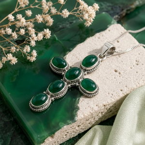 Pendentif croix artisanal en laiton et onyx vert avec sertissage clos, plaqué argent antique, bijou vintage en pierre de guérison - Product Image 4