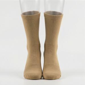 Chaussettes de sport personnalisées OEM de haute qualité pour hommes et femmes, respirantes, colorées, pour l'entraînement et la performance - Product Image 1