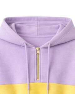 Ensemble décontracté deux pièces pour femme, comprenant un crop top à capuche zippé et un short, color block lavande et jaune, en polyester et coton, tenue de détente, vente en gros - Product Image 4