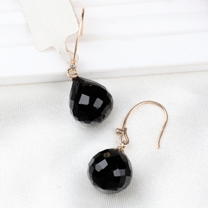 Vente en gros de boucles d'oreilles pendantes en or jaune massif 18 carats avec onyx noir facetté naturel, bijoux fins, Memoria Jewels - Product Image 2
