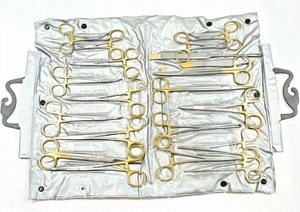 Kit d'instruments chirurgicaux en acier inoxydable avec poignée dorée, comprenant pinces hémostatiques et ciseaux, pour la formation en suture des étudiants en médecine - Product Image 2