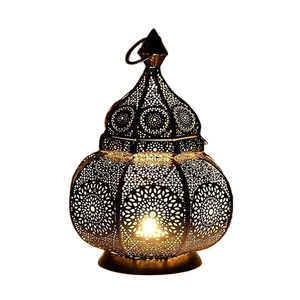 Lanterne en métal artisanal avec porte-bougie décoratif rustique pour la décoration de la maison, des hôtels et des fêtes de mariage à prix d'exportation - Product Image 1