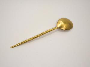 Cuchara de comedor larga de latón hecha a mano con diseño tropical y asa dorada en relieve para el hogar y hoteles, de Universal Overseas. - Product Image 5