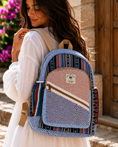Mochila de tela con estampado étnico, paneles tejidos multicolor, bolsillo frontal con cremallera y diseño compacto para salidas informales - Product Image 5