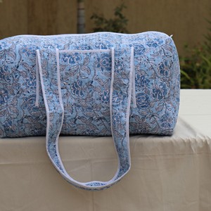 Floral Pattern Quilted Duffle Bag <b>Large</b> <b>Capacity</b> Travel <b>Backpack</b> Soft Handle Zipper Closure Unisex Textile Material - Product Image 2