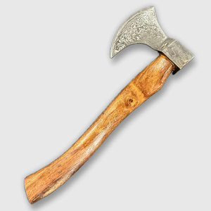 Hache en acier de Damas, artisanale, tête en acier forgé, manche en bois naturel, collection classique, outil de présentation - Product Image 1