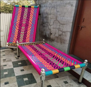 Cama charpai clásica de madera con un diseño geométrico tradicional tejido en rojo y blanco, disponible a precios de mayorista. - Product Image 3
