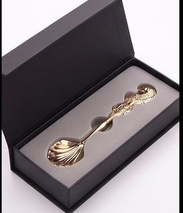 Cuillère vintage plaquée or en forme de coquille avec manche en forme de poisson, design compatible lave-vaisselle, pour mariage et usage en table. - Product Image 6
