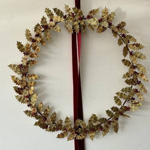 Corona Navideña Redonda Clásica con Hojas de Ajenjo Doradas y Bayas Rojas, Flores Decorativas Hechas a Mano, Sin Iluminación - Product Image 1