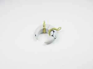 Pendentif en pierre gemme howlite turquoise, forme croissant de lune chrétienne, serti clos, or rhodié, style bohème, taille environ 1 pouce - Product Image 1