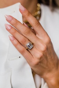 Anillo de Compromiso de Lujo en Oro de 14 Quilates con Diamante de Corte Esmeralda de 3.5 Gramos y Engaste de Garras, Joyería Fina Personalizada - Product Image 2