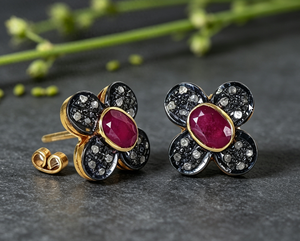 Pendientes Florales con Rubí en el Centro, Acentos de Diamantes Redondos y Engaste de Bisel en Oro de 18K, Joyería Clásica para Mujer - Product Image 2