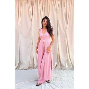 ชุดเซ็ตสีชมพูสำหรับผู้หญิง เสื้อครอปแขนกุดแบบเปิดด้านหน้า พร้อมกางเกงขายาวทรงกว้าง สไตล์หรูหรา เหมาะสำหรับงานปาร์ตี้และสวมใส่ลำลอง - Product Image 2