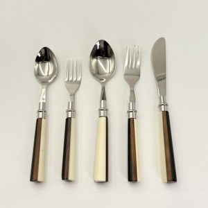 Produit en promotion : Ensemble de couverts en acier inoxydable avec manche en bois et résine pour la maison, l'hôtel et les cadeaux de mariage - Product Image 3