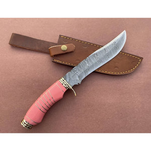 Nouveau Couteau de Chasse et de Survie Bowie Multifonction Ambidextre de 14 pouces en Acier Damas Fait Main, Manche en Résine Rose et Laiton Personnalisé - Product Image 2