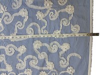 Tissu en coton rayé en gros avec cordon en maille surélevé et embellissements floraux pour collections de mode modernes