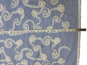 Tissu en coton rayé en gros avec cordon en maille surélevé et embellissements floraux pour collections de mode modernes - Product Image 3