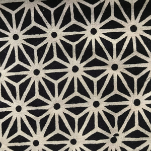 ผ้าฝ้ายพิมพ์ลายบล็อกสีดำขาว – ลายดาวเรขาคณิตแบบตาข่าย ผ้าฝ้ายอินเดียสำหรับชุดเดรสและเครื่องแต่งกาย - Product Image 1