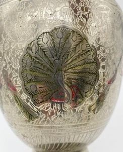 Vase décoratif en métal de style vintage pour événements à thème traditionnel et accent de table de chevet de chambre à coucher, provenant d'Inde - Product Image 3