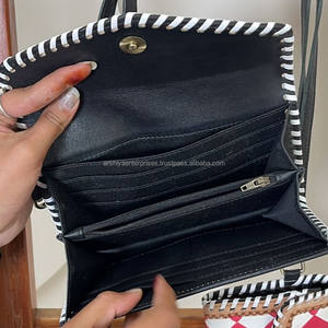 กระเป๋าสตางค์หนังวัวแท้ลายตารางหมากรุกสีดำและสีม่วงสไตล์วินเทจสำหรับผู้หญิง รุ่น New March Expo ขนาดใหญ่ จุของได้เยอะ พร้อมสายคล้องข้อมือ - Product Image 6