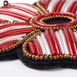 Badges perlés personnalisés faits à la main, design décoratif orné, qualité supérieure pour accessoires de mode et décoration de vêtements - Product Image 1