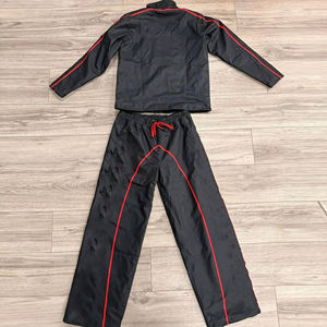 Conjunto Deportivo de Dos Piezas con Capucha Negra y Ribete Rojo, Chaqueta con Cierre de Cordón y Pantalones, Ropa Deportiva - Product Image 2