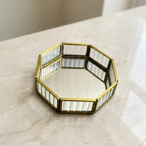 Plateau de vanité rectangulaire laqué miroir de luxe au design artisanal, en métal doré, organisateur de bijoux et de parfums pour salle de bain et bureau - Product Image 2