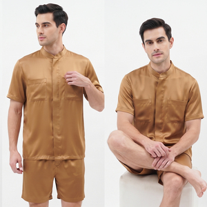Set Camicia e Pantaloncini in Seta 100% Lavabile, Camicia a Maniche Corte con Bottoni e Tasca sul Petto, Pantaloncini in Raso, Completo da Notte in Due Pezzi per Uomo - Product Image 1