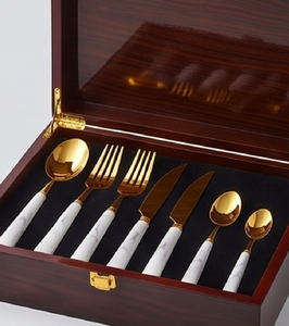 Ensemble de couverts en acier inoxydable poli or avec manches en céramique marbrée pour des repas et des mariages glamour - Product Image 6
