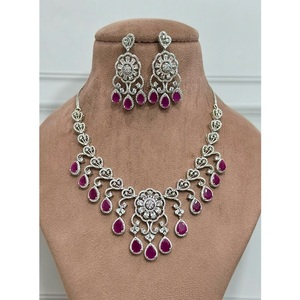 Ensemble collier et boucles d'oreilles tendance en laiton plaqué argent de qualité supérieure avec zircon, idéal pour les fiançailles, les mariages, les fêtes et les cadeaux. - Product Image 1
