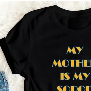 T-shirt personnalisé « Ma mère est ma soror » pour femme, noir, imprimé graphique, manches courtes, col rond, en coton, pour sororité grecque, famille, décontracté - Product Image 4